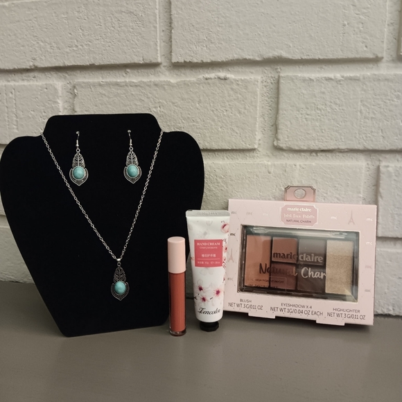 BUYERS GIVAWAY! 🎁 Necklace & Earring Set Hand Cream & Makeup Bundle! 😍